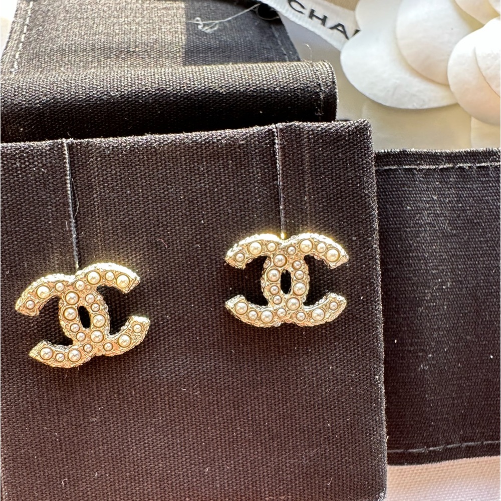 Chanel Earring (Free Dior Lip Glow)